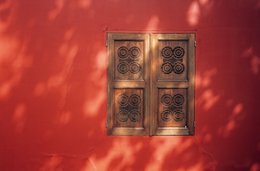 Architecture;-Carved-wood;-Comoros-Archipelago;-France;-Indian-Ocean;-Kaleidos;-Kaleidos-images;-La-parole-à-limage;-Laurent-Abad;-Mayotte;-Red;-Shadows;-Shutter;-Stories-Pictures;-Wall